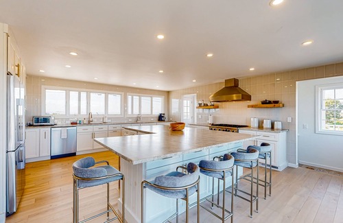 Rye House | Exquisite oceanfront home with fireplace, balcony, AC & W/D
