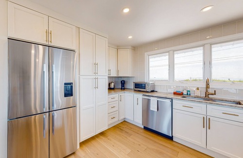 Rye House | Exquisite oceanfront home with fireplace, balcony, AC & W/D