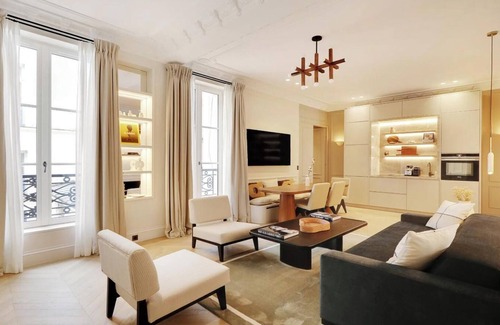 Les Halles Apartment | EXQUISITE PARISIAN LUXURY: SOPHISTICATED RETREAT NEXT TO LOUVRE - RUE DE RIVOLI