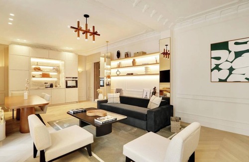 Les Halles Apartment | EXQUISITE PARISIAN LUXURY: SOPHISTICATED RETREAT NEXT TO LOUVRE - RUE DE RIVOLI