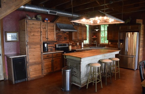 Bryan County Cabin | Exquisite Red River Front Retreat