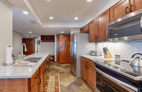 Steamboat Springs Condo | Exquisite & upscale ski-in/out slopeside condo w/shared hot tubs, pool, gym
