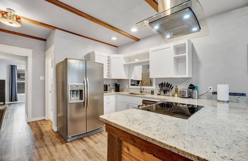 Hilltop Apartment | Extended Stay Comfort | Fast Wi-Fi | Downtown!