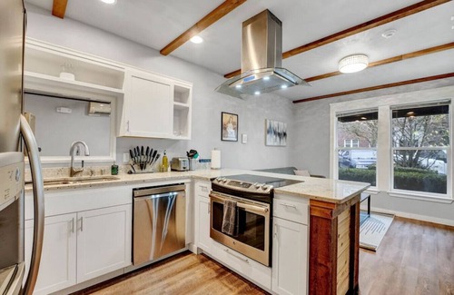 Hilltop Apartment | Extended Stay Comfort | Fast Wi-Fi | Downtown!