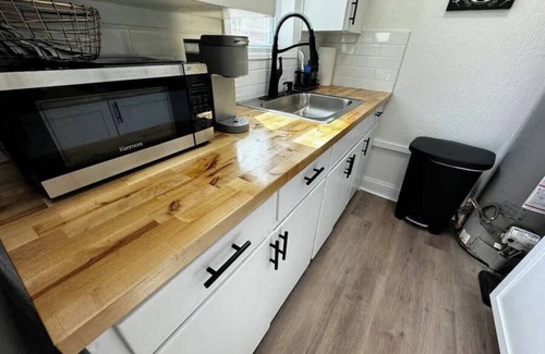 Sunnyside House | Extended Stay~ Private 1BD/1Bath ~Fenced in Yard!