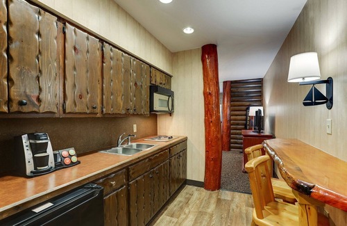 Columbia Hotel | Extended Stay Queen Suite with Kitchenette! Stoney Creek Columbia
