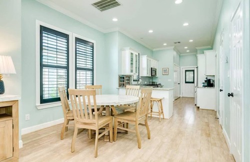 San Jacinto House | Exudes the Posh Life! Heated Pool, Fireplace & Stunning!