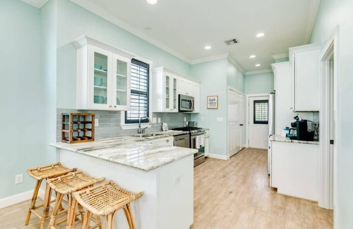 San Jacinto House | Exudes the Posh Life! Heated Pool, Fireplace & Stunning!