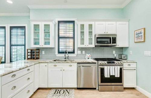 San Jacinto House | Exudes the Posh Life! Heated Pool, Fireplace & Stunning!