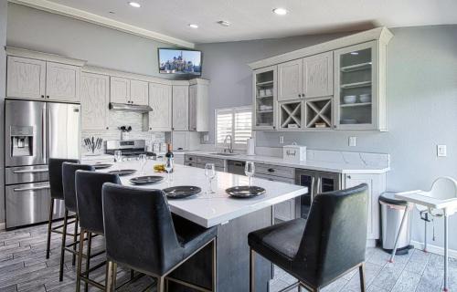 Southwest Anaheim House | F-58 Mandos Hideaway