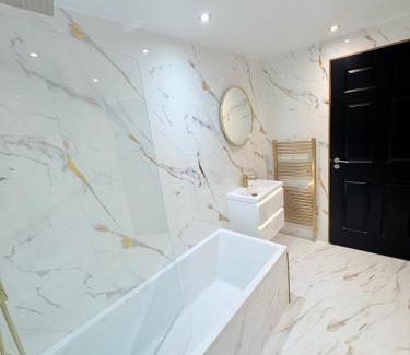 North Glasgow Apartment | F1 2BR Free Parking Walk Dist CityC