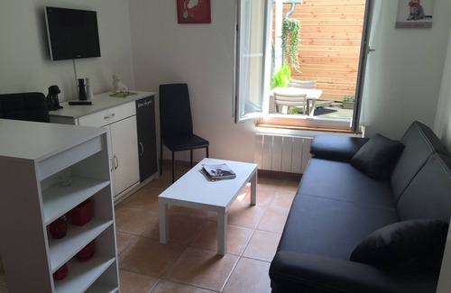 Malesherbes Apartment | F1 furnished downtown near Fontainebleau Buthiers .