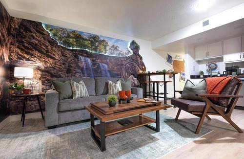 Downtown Branson Condo | F1 Luxury Creekside Retreat walk to Convention Ctr