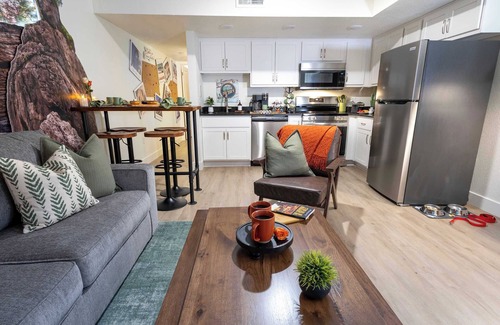 Downtown Branson Condo | F1 Luxury Creekside Retreat walk to Convention Ctr