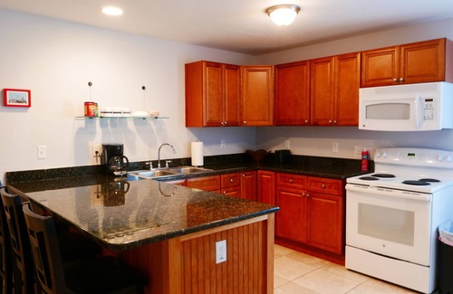 Lincolnville Apartment | F2, Downtown St. Augustine, POOL, beaches, spacious, free onsite parking!
