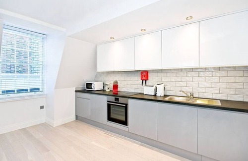Temple Apartment | F2E Large penthouse 1 bed wifi air con sleeps 4
