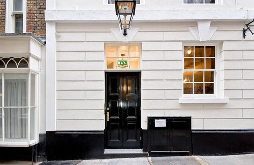 Temple Apartment | F2E Large penthouse 1 bed wifi air con sleeps 4