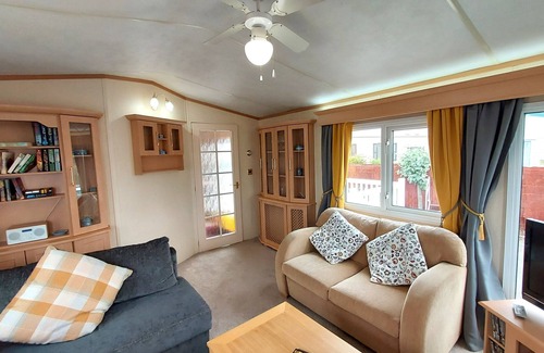 Towyn House | Fab 2 bedroom caravan sleeps 6 close to the beach
