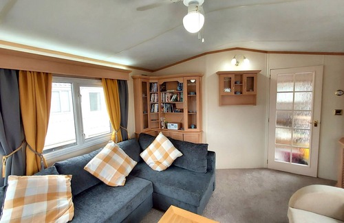 Towyn House | Fab 2 bedroom caravan sleeps 6 close to the beach