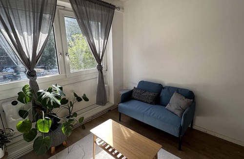 Custom House Apartment | Fab Excel London flat, warm cosy Liz Line