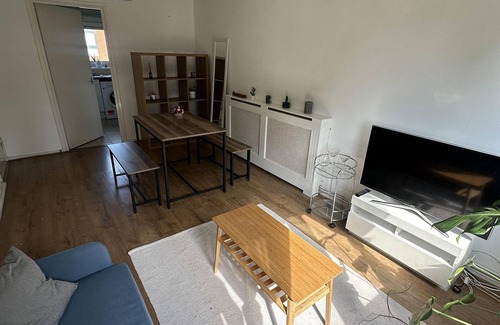 Custom House Apartment | Fab Excel London flat, warm cosy Liz Line
