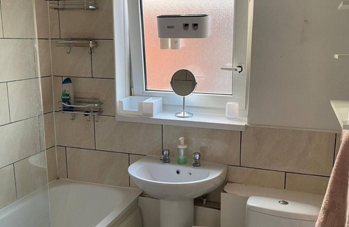 Custom House Apartment | Fab Excel London flat, warm cosy Liz Line