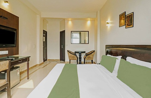Kalkaji Hotel | FabExpress Lloyd House