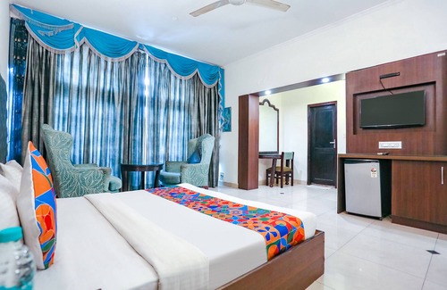 Kalkaji Hotel | FabExpress Lloyd House