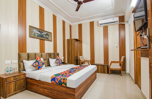 Shivalik Nagar Hotel | FabExpress Vistara Grand