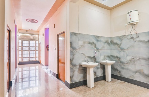Ayodhya Hotel | Fabhotel Shree Venkatesh Nileyam