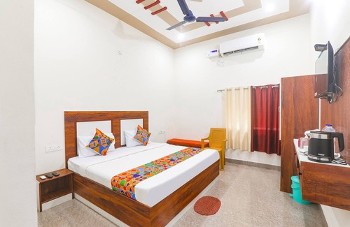 Ayodhya Hotel | Fabhotel Shree Venkatesh Nileyam