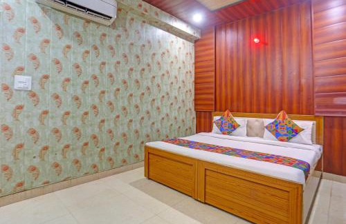Vrindavan Hotel | FabHotel Yadhuvanshi Dhaam - 900m from Prem Mandir and Iskcon Temple