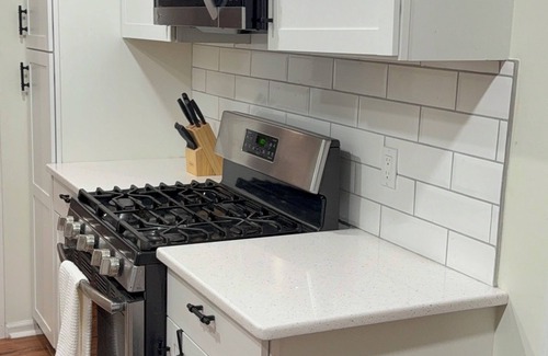 North Brunswick Apartment | Fabulous 2-bedroom apartment non smoking with huge yard and work station.deck,