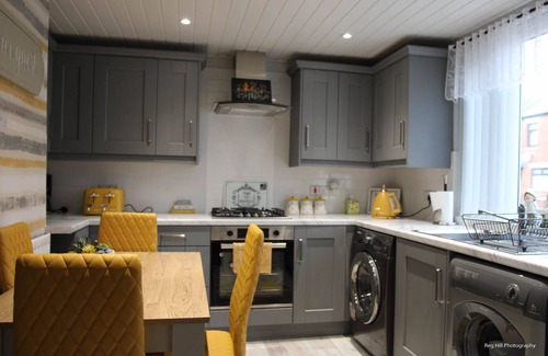 Belfast House | Fabulous 2 Bed house just 3miles from city center and 5 mins walk to shopping.
