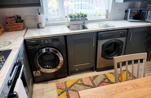 Belfast House | Fabulous 2 Bed house just 3miles from city center and 5 mins walk to shopping.