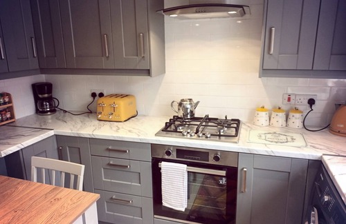 Belfast House | Fabulous 2 Bed house just 3miles from city center and 5 mins walk to shopping.
