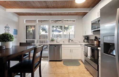 Village of La Jolla Cottage | Fabulous 2-bedroom cottage with AC in La Jolla