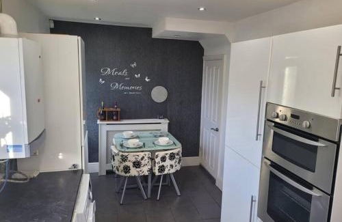 South Ockendon House | Fabulous 3 bedroom house , sleeps up to 5-7 guest.