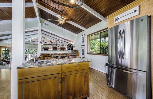 Kahaluu Bay House | Fabulous 7 bedroom for 23 near Magic Sands Beach!