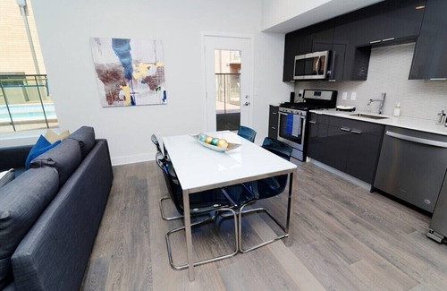 East Cesar Chavez Condo | Fabulous and Brand New Downtown Condo with free parking and gym