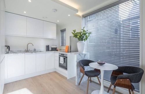 Cambridge Apartment | Fabulous Central Apt - With Balcony & Parking!