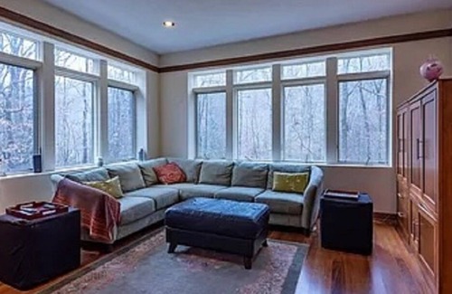 Bloomington House | Fabulous custom home on 10 close-to-town acres