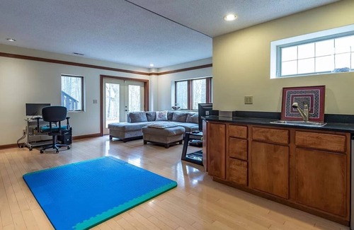 Bloomington House | Fabulous custom home on 10 close-to-town acres
