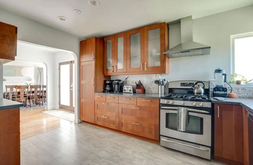 Westchester Apartment | Fabulous for families & business 5/3 + 1/1 studionn