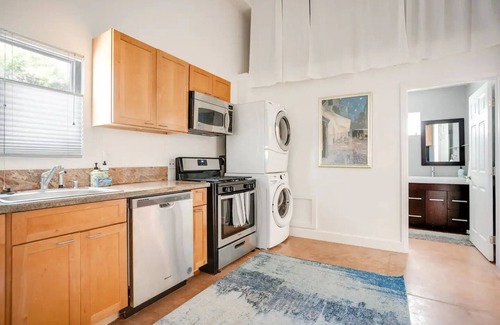 Westchester Apartment | Fabulous for families & business 5/3 + 1/1 studionn