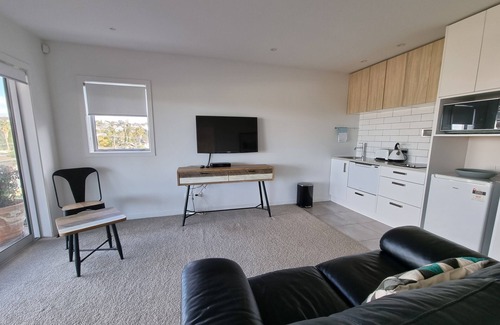 Castor Bay Apartment | Fabulous Milford 1BR With Views & SkyTV