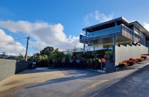 Castor Bay Apartment | Fabulous Milford 1BR With Views & SkyTV