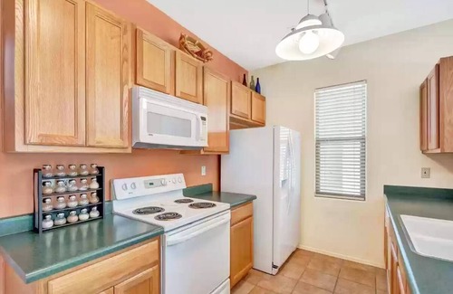Green Valley House | Fabulous Mountain View Townhome in Santa Rita Springs Green Valley