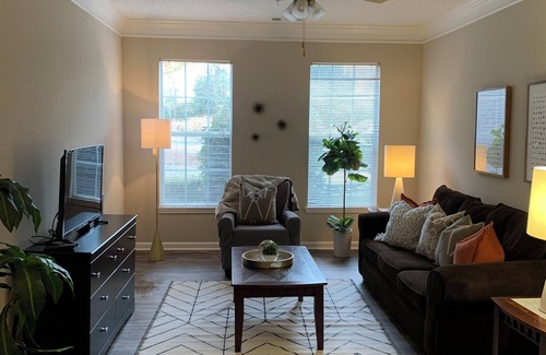 Alpharetta Apartment | Fabulous One Bed/One Bath Fully-Furnished Apartment in Alpharetta