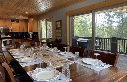 West Yellowstone Cabin | FABULOUS Remodel with Private Hot Tub, & more! Ten minutes to Yellowstone NP!
